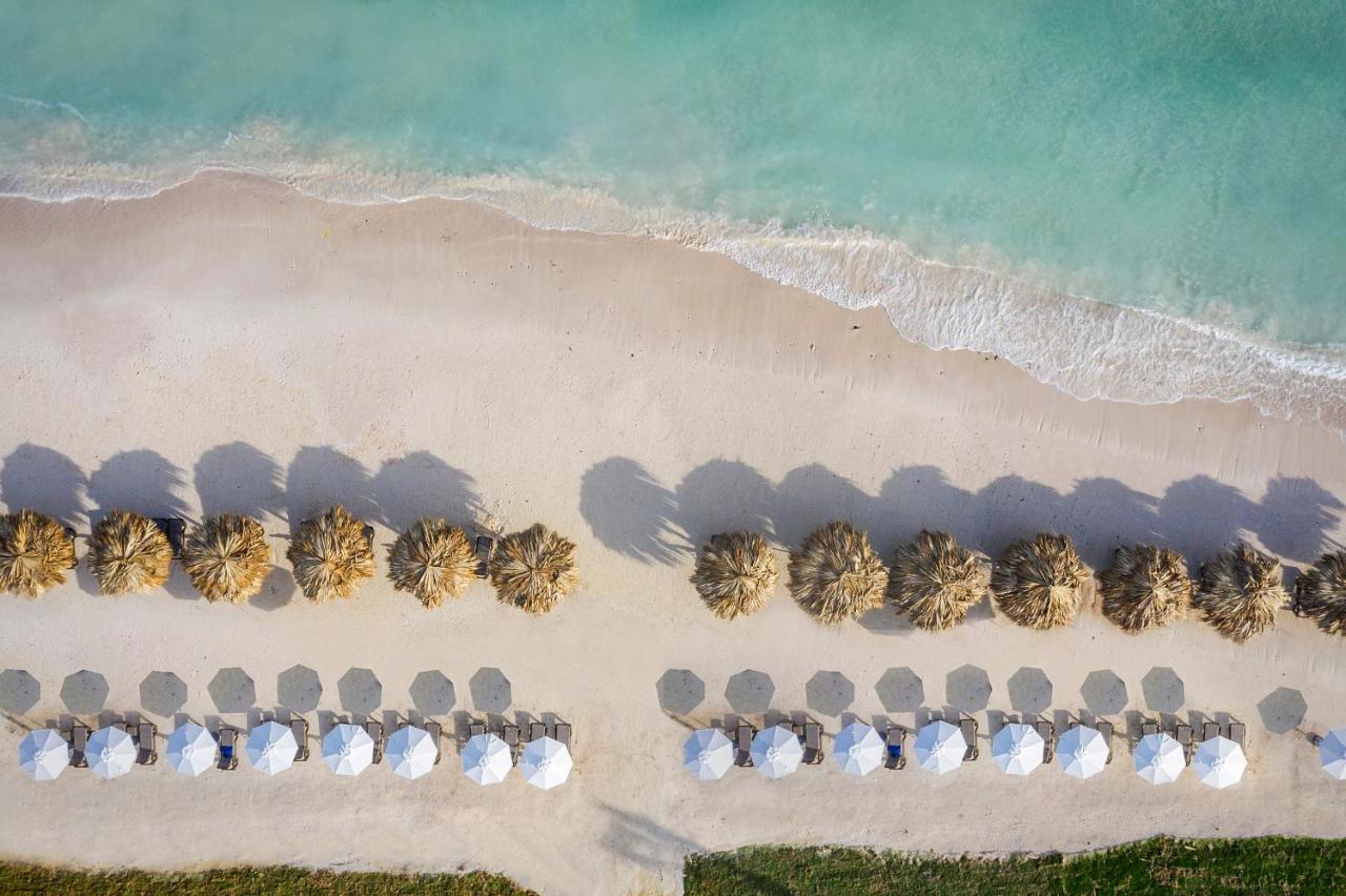 فندق Ocean Eden Bay (Adults Only) Spring Rises المظهر الخارجي الصورة Aerial view of the beach at Atlantis Paradise Island
