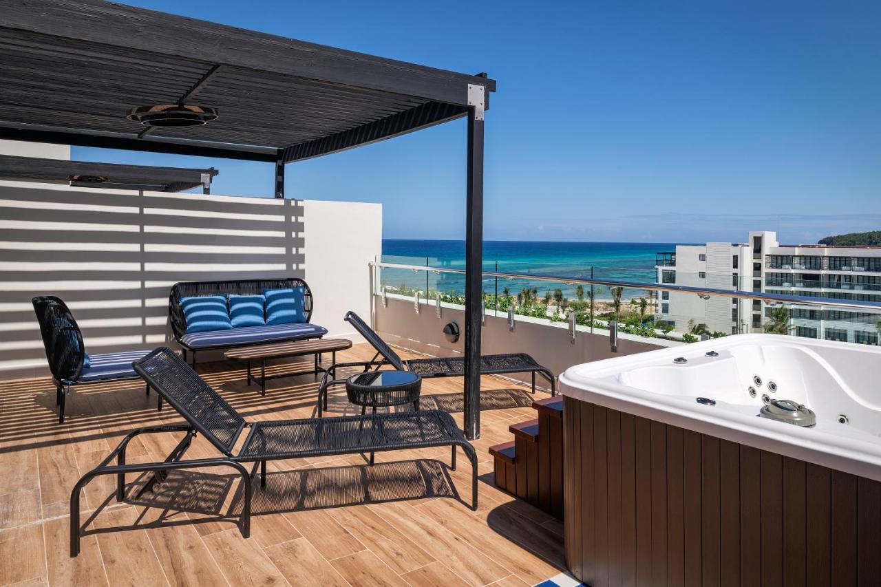 فندق Ocean Eden Bay (Adults Only) Spring Rises المظهر الخارجي الصورة Rooftop at the Hilton Playa del Carmen