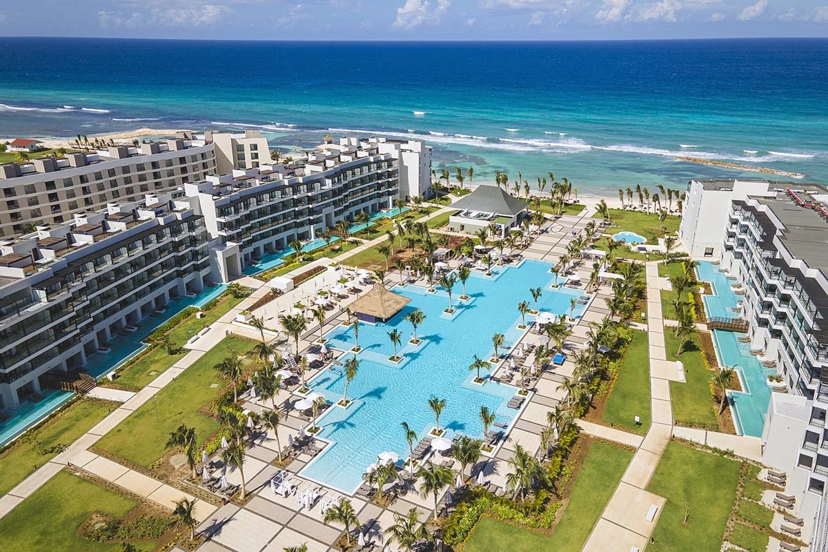 فندق Ocean Eden Bay (Adults Only) Spring Rises المظهر الخارجي الصورة Aerial view of the resort