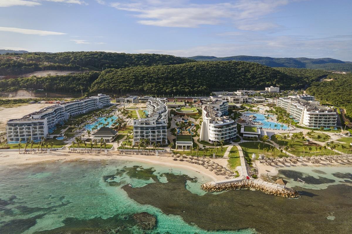 فندق Ocean Eden Bay (Adults Only) Spring Rises المظهر الخارجي الصورة Aerial view of the resort