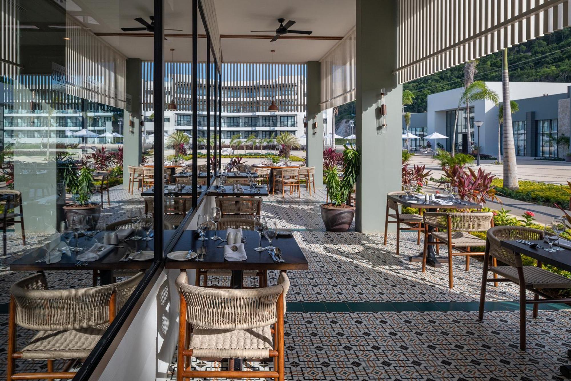 فندق Ocean Eden Bay (Adults Only) Spring Rises المظهر الخارجي الصورة The Deck